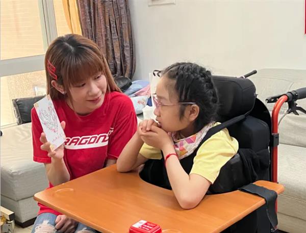 為罕病雷特氏兒續命！小龍女琪琪暖陪伴　樂觀媽籲：同理取代同情